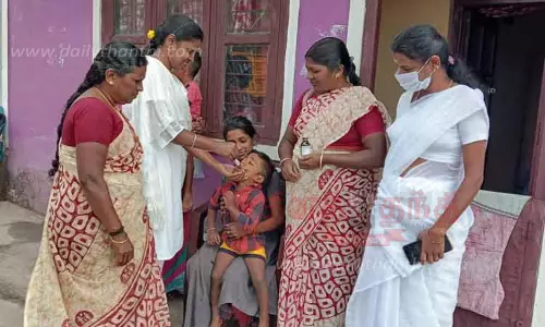 குழந்தைகளுக்கு சொட்டு மருந்து வழங்கும் பணி