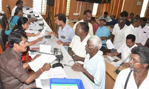 விழுப்புரம் கலெக்டர் அலுவலகத்தில் நடந்த    மக்கள் குறைகேட்பு கூட்டத்தில் 566 மனுக்கள் பெறப்பட்டன