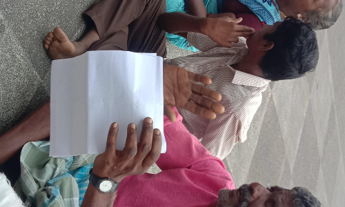 குடும்பத்துடன் மீன் வியாபாரி தர்ணா