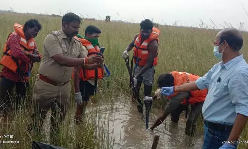 முன்விரோதத்தில் அடித்துக்கொன்று புதைக்கப்பட்ட    விக்கிரவாண்டி வாலிபரின் உடல் 2½ மாதத்துக்கு பிறகு ஏரியில் தோண்டி எடுப்பு    4 பேர் கைது; பரபரப்பு தகவல்
