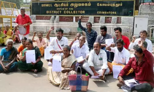 கலெக்டர் அலுவலகத்தில் சிறுவியாபாரிகள் தர்ணா