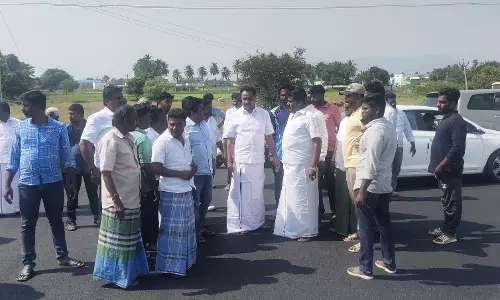 வேடசந்தூரில் முன்னாள் அமைச்சரின் காரை தாக்கி அ.தி.மு.க. வேட்பாளர் கடத்தல் வேடசந்தூரில் முன்னாள் அமைச்சரின் காரை தாக்கி அ.தி.மு.க. வேட்பாளர் கடத்தல்