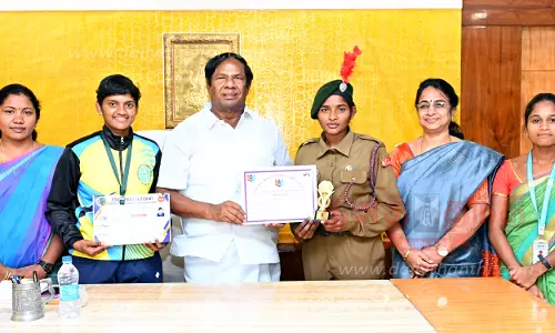 மாணவிகளுக்கு பாராட்டு மாணவிகளுக்கு பாராட்டு