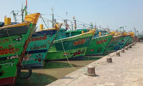 மீனவர்கள் 2-வது நாளாக மீன்பிடிக்க செல்லவில்லை மீனவர்கள் 2-வது நாளாக மீன்பிடிக்க செல்லவில்லை