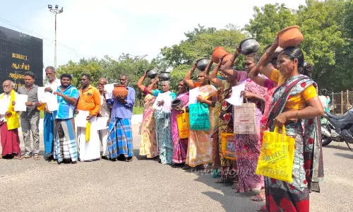 மழைக்கால பராமரிப்பு உதவித்தொகை கேட்டு மண் பானைகளுடன் வந்து மனு கொடுத்த மண்பாண்ட தொழிலாளர்கள்