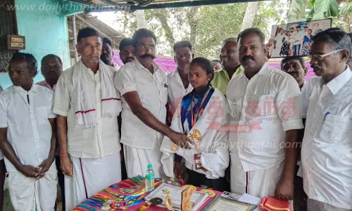 தங்கம் வென்ற மாணவிக்கு பாராட்டு