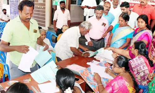 மாநகராட்சி மண்டல அலுவலகங்களில் சிறப்பு முகாம் ஒரேநாளில் 63 மனுக்களுக்கு தீர்வு