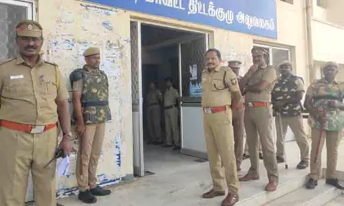 கரூர் மாவட்ட ஊராட்சி துணைத்தலைவர் தேர்தல்: முன்னாள் அமைச்சர் எம்.ஆர்.விஜயபாஸ்கரின் காரை தாக்கி அ.தி.மு.க. வேட்பாளரை மர்மகும்பல் கடத்தல் கரூர் மாவட்ட ஊராட்சி துணைத்தலைவர் தேர்தல்: முன்னாள் அமைச்சர் எம்.ஆர்.விஜயபாஸ்கரின் காரை தாக்கி அ.தி.மு.க. வேட்பாளரை மர்மகும்பல் கடத்தல்