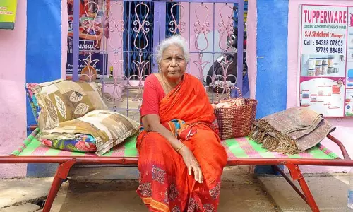 78 வயது மூதாட்டி வீட்டின் முன்பு அமர்ந்து தர்ணா