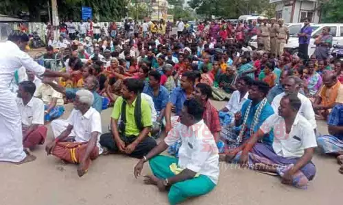 பெண்ணுக்கு தவறான சிகிச்சை அளித்ததாக அரசு மருத்துவமனை முன் உறவினர்கள் மறியல்