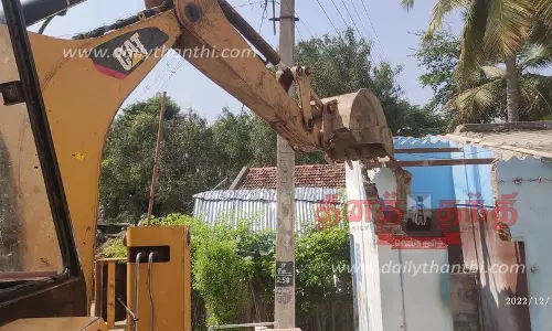 ஊஞ்சலூர் அருகே ஆக்கிரமிப்புகள் அகற்றம்