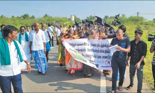 பரந்தூரில் விமான நிலையம் அமைக்க எதிர்ப்பு: 13 கிராம மக்கள் கலெக்டர் அலுவலகம் நோக்கி பேரணி