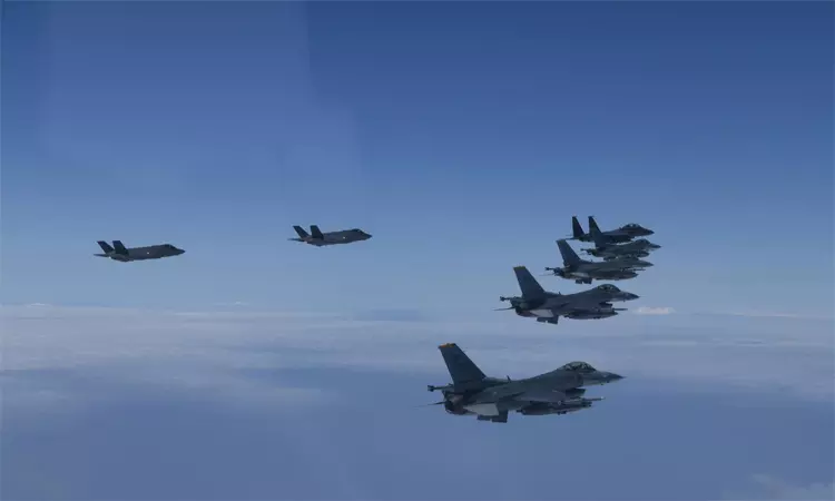 தென்கொரியாவுடனான கூட்டு பயிற்சி: கொரிய தீபகற்பத்தில் குவிந்த அமெரிக்க போர் விமானங்கள்..!! தென்கொரியாவுடனான கூட்டு பயிற்சி: கொரிய தீபகற்பத்தில் குவிந்த அமெரிக்க போர் விமானங்கள்..!!