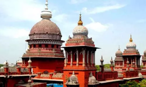 சென்னையில் குப்பை லாரிகளை இயக்கும் நேரத்தை நிர்ணயம் செய்ய முடியாது - ஐகோர்ட் திட்டவட்டம்