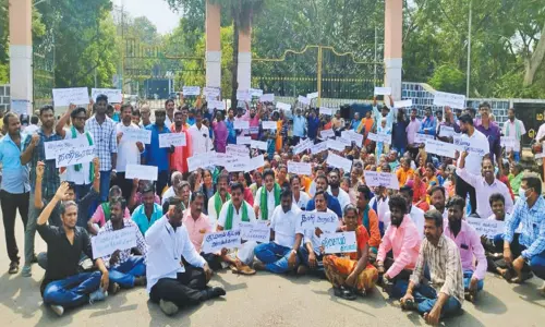 குப்பை கிடங்கு அமைக்க எதிர்ப்பு தெரிவித்து கலெக்டர் அலுவலகத்தை முற்றுகையிட்டு பொதுமக்கள் போராட்டம் குப்பை கிடங்கு அமைக்க எதிர்ப்பு தெரிவித்து கலெக்டர் அலுவலகத்தை முற்றுகையிட்டு பொதுமக்கள் போராட்டம்