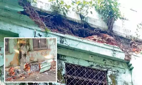 திருத்தணியில் அரசு பள்ளி மேற்கூரை சுவர் இடிந்து விழுந்தது; மாணவர்கள் உயிர்தப்பினர்