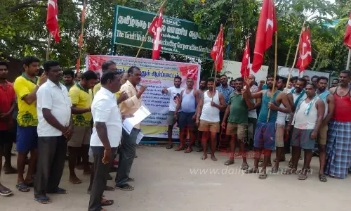 டாஸ்மாக் குடோன் கூலித்தொழிலாளர்கள் ஆர்ப்பாட்டம்