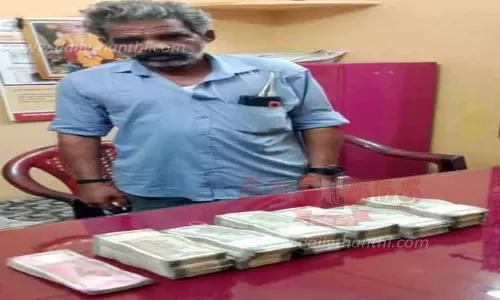 உரிய ஆவணங்கள் இல்லாமல் பஸ்சில் கொண்டு சென்ற ரூ.15 லட்சம் பறிமுதல்-ஹவாலா பணமா? அதிகாரிகள் விசாரணை