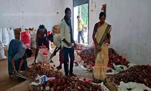 ஆனைமலை ஒழுங்குமுறை விற்பனைக்கூடத்தில்  கொப்பரை தேங்காய் ஏலம்