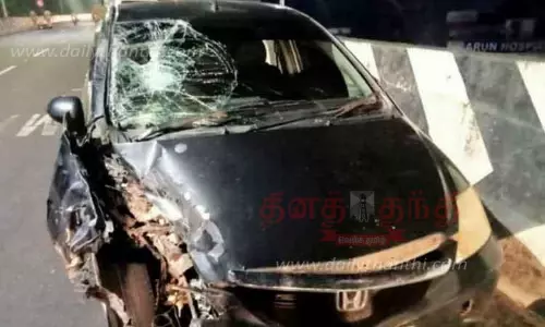 மார்த்தாண்டத்தில் அரிசி கடத்தி சென்ற கார் மோதி வாலிபர் படுகாயம் 1 டன் ரேஷன் அரிசி பறிமுதல்