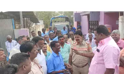 கூட்டுறவு பால் உற்பத்தியாளர்கள் சங்க   வாகனம் சிறைபிடிப்பு