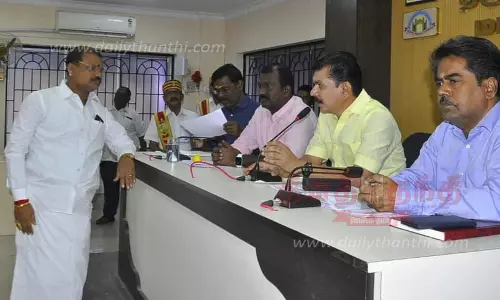 பாளையங்கோட்டை பஸ் நிலையத்தில் காமராஜர் கல்வெட்டு வைக்க வேண்டும்-மேயரிடம், காங்கிரஸ் கட்சியினர் மனு