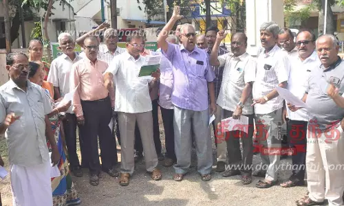 ஈரோட்டில் ஊராட்சித்துறை ஓய்வூதியர்கள் ஆர்ப்பாட்டம்