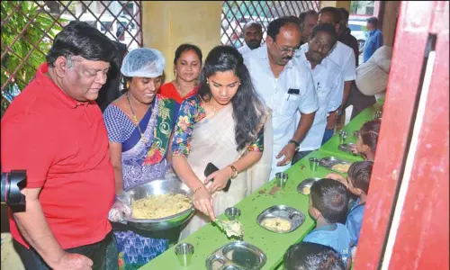 சென்னை ராயபுரத்தில் முதல்-அமைச்சரின் காலை உணவு திட்டம்: மேயர் பிரியா ஆய்வு