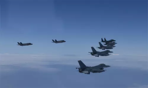 தென்கொரியாவுடனான கூட்டு பயிற்சி: கொரிய தீபகற்பத்தில் குவிந்த அமெரிக்க போர் விமானங்கள்..!!