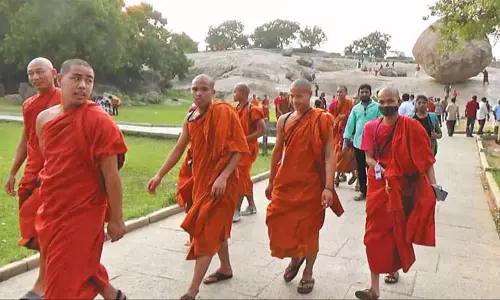 துறவறம் பூண்ட 50 இளம்புத்த துறவிகள் மாமல்லபுரம் வருகை