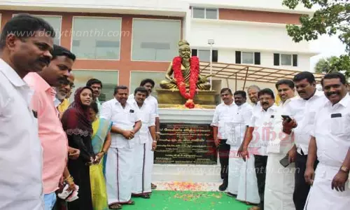திருவள்ளுவர் சிலைக்கு தி.மு.க.வினர் மரியாதை