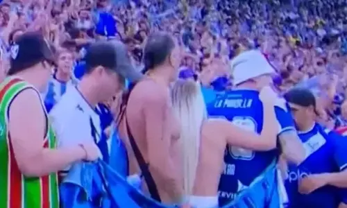 கால்பந்து போட்டி வெற்றியை கொண்டாட திடீரென மேலாடையை கழற்றிய அர்ஜெண்டினா ரசிகை...! கைது செய்யப்படுவார் என தகவல் கால்பந்து போட்டி வெற்றியை கொண்டாட திடீரென மேலாடையை கழற்றிய அர்ஜெண்டினா ரசிகை...! கைது செய்யப்படுவார் என தகவல்