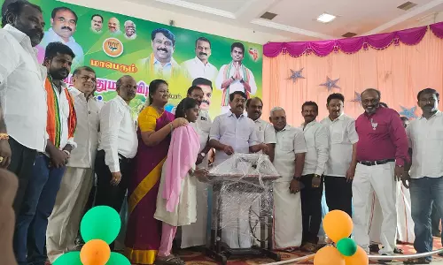 தூத்துக்குடியில் பா.ஜ.க. சார்பில் கிறிஸ்துமஸ் விழா:1,000 பேருக்கு நலத்திட்ட உதவிகள் தூத்துக்குடியில் பா.ஜ.க. சார்பில் கிறிஸ்துமஸ் விழா:1,000 பேருக்கு நலத்திட்ட உதவிகள்