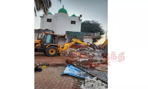 சாலை விரிவாக்க பணிக்காக தர்கா இடித்து அகற்றம்