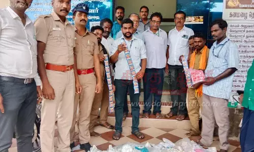 பிளாஸ்டிக் பைகள்- புகையிலை பொருட்கள் பறிமுதல்