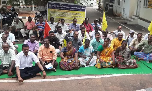 நாமக்கல்லில்சாலை பணியாளர்கள் காத்திருப்பு போராட்டம்