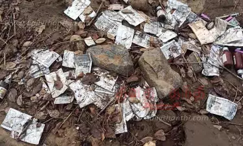 ஆற்றில் கொட்டப்பட்ட அரசு மருத்துவமனை மருந்து, மாத்திரைகள்