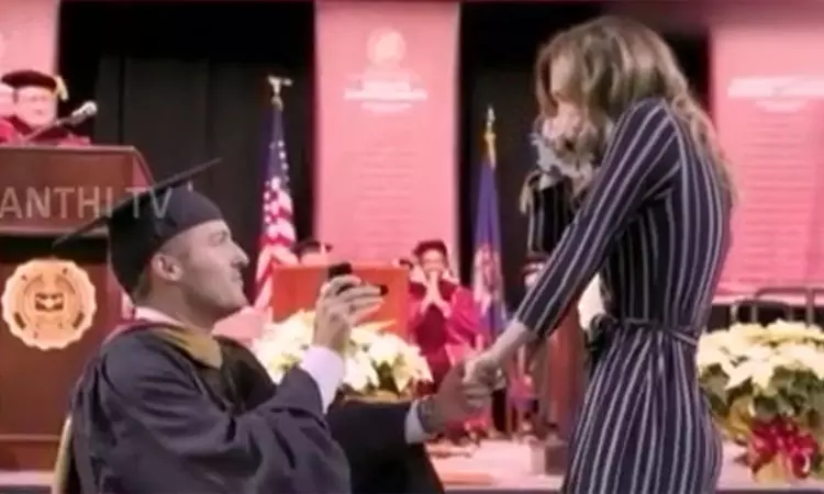 காதலெனும் தேர்வெழுதி காத்திருந்த மாணவன் நான் - கல்லூரி பட்டமளிப்பு விழாவில் காதலைத் தெரிவித்த மாணவர் காதலெனும் தேர்வெழுதி காத்திருந்த மாணவன் நான் - கல்லூரி பட்டமளிப்பு விழாவில் காதலைத் தெரிவித்த மாணவர்