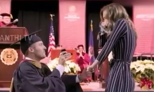 காதலெனும் தேர்வெழுதி காத்திருந்த மாணவன் நான் - கல்லூரி பட்டமளிப்பு விழாவில் காதலைத் தெரிவித்த மாணவர்