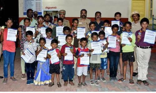 பழனி மாணவர்களுக்கு பாராட்டு