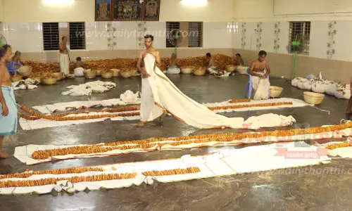 நாமக்கல் ஆஞ்சநேயர் கோவிலில் 2 டன் பூக்களால் அலங்காரம்