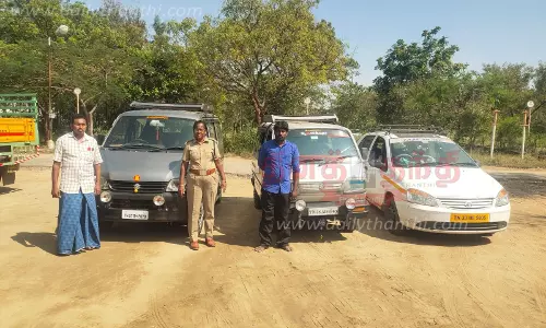 வாகன சோதனையின்போது 3 கார்கள் சிக்கின