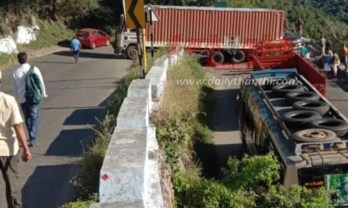 திம்பம் மலைப்பாதையில் திரும்ப முடியாமல் நின்ற கன்டெய்னர் லாரி- 2 மணி நேரம் போக்குவரத்து பாதிப்பு