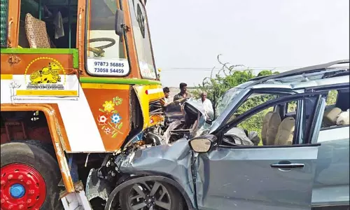 லாரி-கார் பயங்கர மோதல்: அண்ணன்-தங்கை உள்பட 3 பேர் பலி