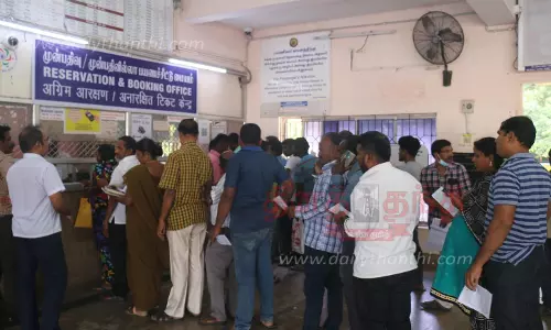 தட்கலில் எடுப்பது சிரமம்; பிரீமியம் தட்கலில் எளிதாய் கிடைக்கிறது:ரெயில் டிக்கெட் முன்பதிவில் நடப்பது என்ன?-பயணிகள் குமுறல் தட்கலில் எடுப்பது சிரமம்; பிரீமியம் தட்கலில் எளிதாய் கிடைக்கிறது:ரெயில் டிக்கெட் முன்பதிவில் நடப்பது என்ன?-பயணிகள் குமுறல்