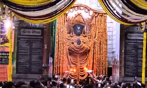 ஆஞ்சநேயர் ஜெயந்தி: 1,00,008 வடை மாலையில் காட்சி அளிக்கும் நாமக்கல் ஆஞ்சநேயர்...!