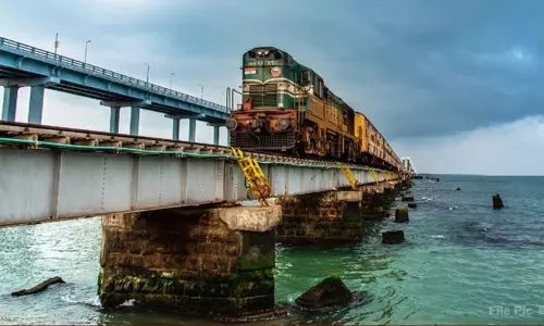 சென்சார் கருவி பழுது காரணமாக பாம்பன் பாலத்தில் ரெயில் சேவை நிறுத்தம்