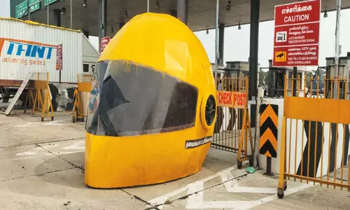 தமிழக-ஆந்திர எல்லை சோதனைச்சாவடியில் ராட்சத ஹெல்மெட் மூலம் வாகன ஓட்டிகளுக்கு விழிப்புணர்வு