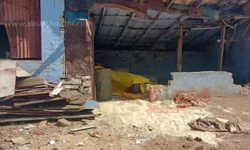 2 ரேஷன் கடைகளை உடைத்து காட்டுயானைகள் அட்டகாசம்