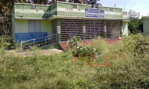 புதர் சூழ்ந்த கிராம சேவை மையம்